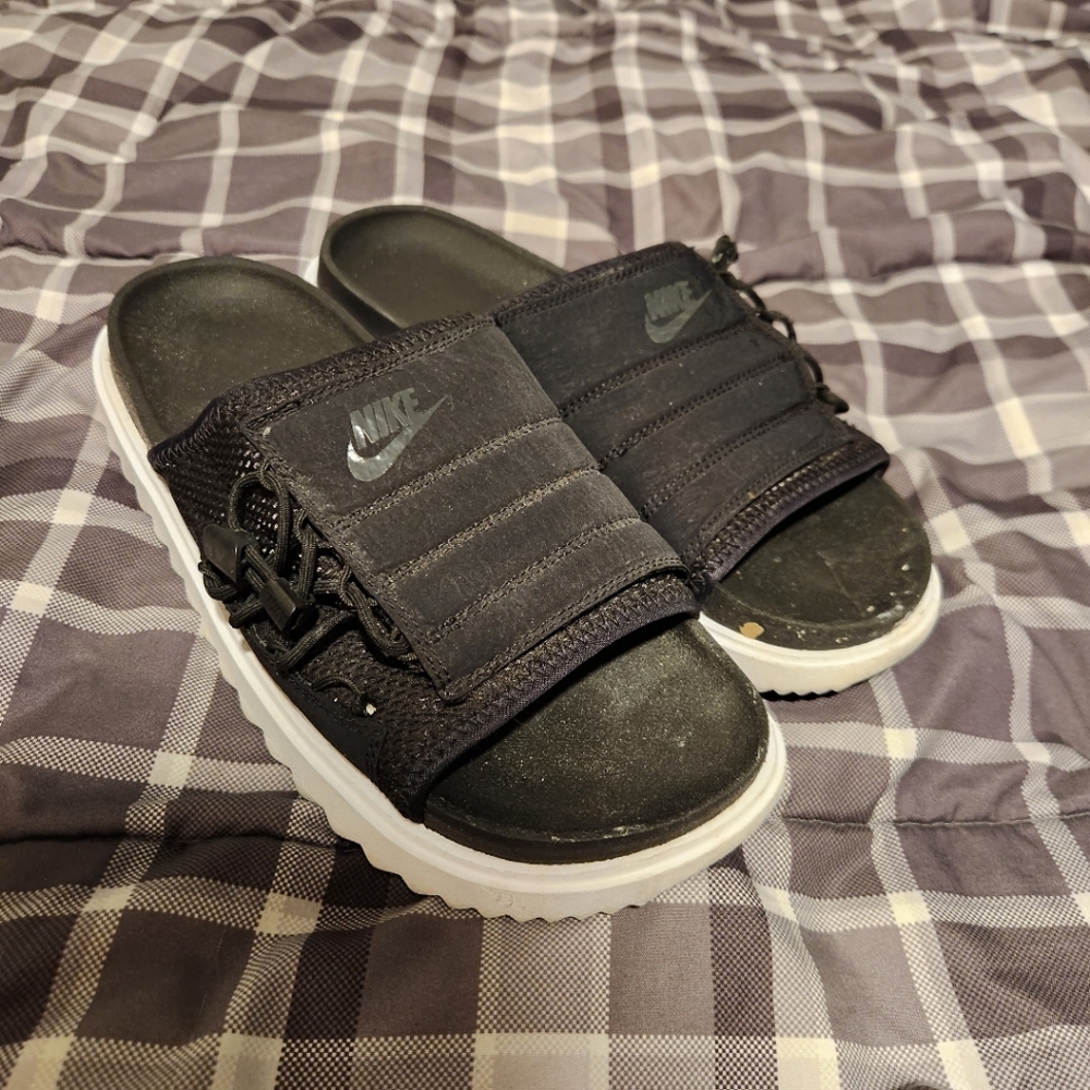 Fresh Nike Slides - Picture 1 of 4